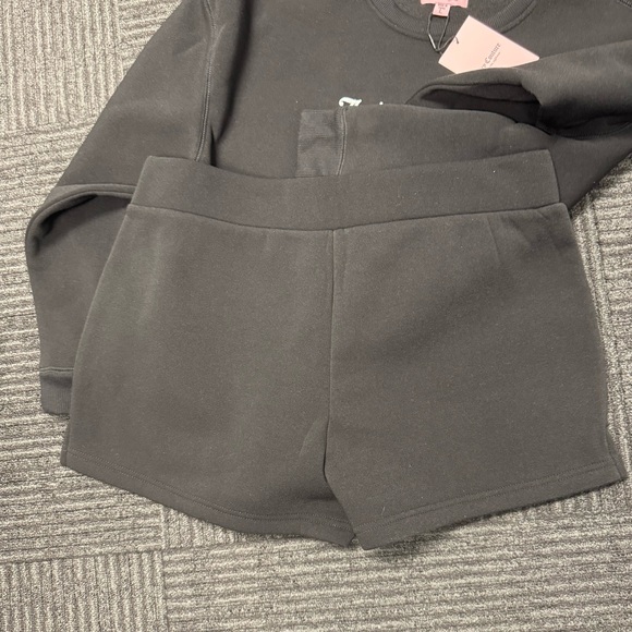 𝐉𝐮𝐢𝐜𝐲 𝐂𝐨𝐮𝐭𝐮𝐫𝐞 🫐 𝐁𝐥𝐚𝐜𝐤 𝐋𝐨𝐠𝐨 𝐒𝐰𝐞𝐚𝐭𝐬𝐡𝐢𝐫𝐭 𝐒𝐡𝐨𝐫𝐭𝐬 2-Piece 𝐒𝐞𝐭 𝐍𝐰𝐭 - Picture 7 of 9